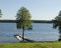 Na zdjęciu widać jezioro Pile. W tle widać pomost i łódki.                                                                                                                                              
