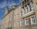 Zdjęcie przedstawia budynek Urzędu Celnego w Szczecinie. Na pierwszym planie widać tylną elewację budynku, po prawej stronie ryzalit.                                                                   