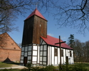 Zdjęcie przedstawia stronę wejścia kościoła oraz otoczenie wokół niego.                                                                                                                                 