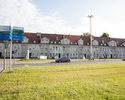 Zdjęcie przedstawia domki profesorskie w Szczecinie. Na pierwszym planie widać pas zieleni przed zabytkami, w tle znajdują się domki.                                                                   