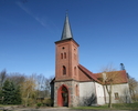 Zdjęcie przedstawia kościół od strony wejścia wraz z otoczeniem.                                                                                                                                        