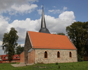 Zdjęcie przedstawia ścianę boczna oraz tylną kościoła wraz z otoczeniem.                                                                                                                                
