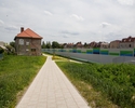 Zdjęcie przedstawia willę Grüneberga w Szczecinie. Na pierwszym planie widać chodnik, który prowadzi do zabytku, w tle po prawej stronie fragment infrastruktury SST, z lewej omawiany budynek.         