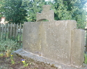 Na zdjęciu widać nagrobek znajdujący się na cmentarzu przykościelnym.                                                                                                                                   