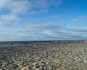 Zdjęcie przedstawia plażę wschodnią w Jarosławcu, będącą kąpieliskiem morskim.                                                                                                                          