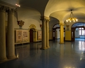 Zdjęcie przedstawia wnętrze gmachu Zachodniopomorskiego Urzędu Wojewódzkiego. Na pierwszym planie widać główny hol.                                                                                     