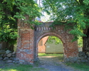 Zdjęcie przedstawia gotycką bramę cmentarną przy kościele pw. Zwiastowania Najświętszej Maryi Panny w Łącku.                                                                                            