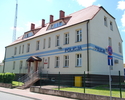 Na zdjęciu widnieje Komisariat Policji w Nowogardzie, widok od strony ul. Wojska Polskiego.                                                                                                             