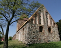 Zdjęcie przedstawia boczną ścianę kościoła.                                                                                                                                                             