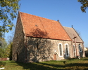 Zdjęcie przedstawia kościół z kamienia, od strony wejścia.                                                                                                                                              