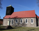 Zdjęcie przedstawia kościół od ściany bocznej, który wykonany został z obrobionych ciosów granitowych.                                                                                                  