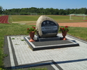 Zdjęcie przedstawia głaz pamiątkowy poświęcony Zbigniewowi Galkowi zlokalizowany przy stadionie w Postominie.                                                                                           