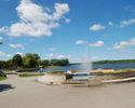 Na zdjęciu widnieje fontanna w Nowogardzie mieszcząca się obok jeziora Nowogardzkiego, widok od strony promenady.                                                                                       
