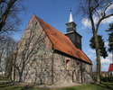 Zdjęcie przedstawia boczną stronę oraz tył kościoła zbudowanego z kamienia.                                                                                                                             
