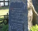 Na zdjęciu widać kamienną tablicę pamiątkową Kurta Hummela, znajdujacą się tuż przy kościele.                                                                                                           