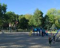 Zdjęcie przedstawia plac zabaw dla dzieci w Parku przy Gimnazjum Miejskim nr 1 w Sławnie.                                                                                                               