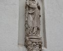 Zdjęcie przedstawia figurę świętego Ottona, która znajduje się na małym dziedzińcu Zamku Książąt Pomorskich w Szczecinie. Na pierwszym planie widać rzeźbę.                                             