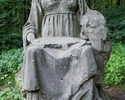 Zdjęcie przedstawia ruiny wieży Quistorpa w Szczecinie. Na pierwszym planie widać pomnik, który był elementem dekoracyjnym. Rzeźba kobiety utraciła głowę.                                              