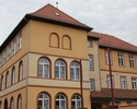 Zdjęcie przedstawia gmach szkoły w Trzcińsku-Zdroju. Na pierwszym planie widać dwa skrzydła szkoły.                                                                                                     