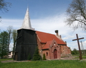 Na zdjęciu znajduję się strona wejścia kościoła, którego wieża ma konstrukcję drewnianą.                                                                                                                