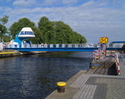 Zdjęcie przedstawia most rozsuwany w Darłówku - nadmorskiej dzielnicy Darłowa - na rzece Wieprzy.                                                                                                       