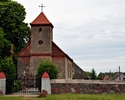 Zdjęcie przedstawia widok na kościół filialny pw. MB Królowej Polski od strony wejścia.                                                                                                                 