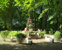Zdjęcie przedstawia pomnik "Bohaterom Wału Pomorskiego" w Bukowie Morskim znajdujący się na terenie przykościelnym.                                                                                     