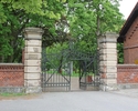 Zdjęcie przedstawia park w Troszynie. Na pierwszym planie widać bramę.                                                                                                                                  