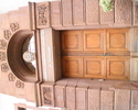 Zdjęcie przedstawia wejście główne wraz z ornamentem.                                                                                                                                                   