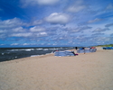 Zdjęcie przedstawia plażę w Bobolinie, będącą w okresie letnim miejscem przeznaczonym do kąpieli z obsługą ratowników.                                                                                  