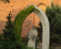 Zdjęcie przedstawia pomnik św. Franciszka przed kościołem Mariackim w Darłowie.                                                                                                                         