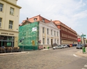 Zdjęcie przedstawia teren starego miasta w Szczecinie. Na pierwszym planie widać kamienice przy pl. Orła Białego.                                                                                       