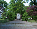 Widok przedstawia głaz narzutowy w parku Moniuszki, z datą wyzwolenia powiatu choszczeńskiego i tablicą upamiętniającą 50-lecie powojennego Choszczna,                                                  