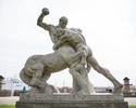 Zdjęcie przedstawia Wały Chrobrego w Szczecinie. Na pierwszym planie widać rzeźbę Herkulesa walczącego z centaurem.                                                                                     