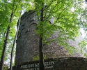 Zdjęcie przedstawia wieżę Bismarcka w Szczecinie. Na pierwszym planie widać tylną ścianę zabytku.                                                                                                       