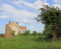 Zdjęcie przedstawia ruiny kościoła w Krajniku Dolnym. Na pierwszym planie widać polanę przed kościołem, dalej zabytek.                                                                                  