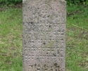 Zdjęcie przedstawia cmentarz żydowski w Cedyni. Na pierwszym planie widać nagrobek, na którym znajduje się czytelna inskrypcja w języku jidysz.                                                         
