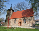 Na zdjęciu znajduję się strona wejścia kościoła, który został wykonany z kamienia oraz cegły. Natomiast wieża wykonana została z drewna.                                                                
