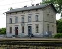 Zdjęcie przedstawia dworzec kolejowy w Rębuszu                                                                                                                                                          