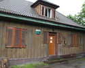 Zdjęcie pokazuje front drewnianego domku ogrodnika.                                                                                                                                                     
