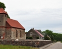 Zdjęcie przedstawia widok na kościół filialny pw. MB Królowej Polski od strony drogi głównej                                                                                                            