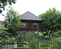 Zdjęcie pokazuje ogrodzenie i część boczną domku ogrodnika                                                                                                                                              