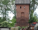 Zdjęcie przedstawia wieżę kolejową w Trzcińsku-Zdroju. Na pierwszym planie widać frontową elewację wieży                                                                                                