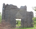 Zdjęcie przedstawia ruiny kościoła w Krajniku Dolnym. Na pierwszym planie widać frontową ścianę z otworem drzwiowym w środkowej części.                                                                 