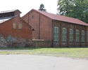 Zdjęcie przedstawia zespół budynków gimnazjum w Chojnie. Na pierwszym planie widać zabytkowy obiekt, w którym mieści się sala sportowa.                                                                 