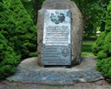 Widok  przedstawia głaz narzutowy w parku Moniuszki, z datą wyzwolenia powiatu choszczeńskiego i tablicą upamiętniającą 50-lecie powojennego Choszczna,                                                 