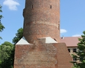 Zdjęcie przedstawia zamek w Swobnicy. Na pierwszym planie widać wieżę.                                                                                                                                  