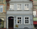 Zdjęcie przedstawia zabytkowy dom przy ul. Powstańców Warszawskich 56 w Darłowie.                                                                                                                       