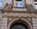 Zdjęcie pokazuje piękny ornament górnej części bramy głównego wejścia do budynku Urzędu Finansowego.                                                                                                    
