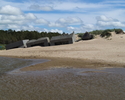 Zdjęcie przedstawia plażę w Bobolinie z pozostałościami po dawnym doświadczalnym terenie wojskowym z okresu II wojny światowej.                                                                         